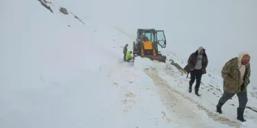 Bayburt'ta Sürüsüyle Fırtınada Mahsur Kalan Çoban Kurtarıldı