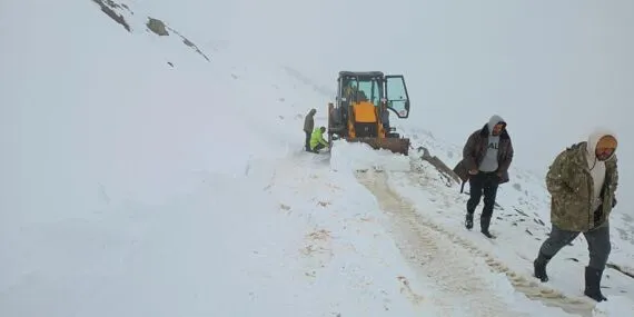 Bayburt’ta Sürüsüyle Fırtınada Mahsur Kalan Çoban Kurtarıldı