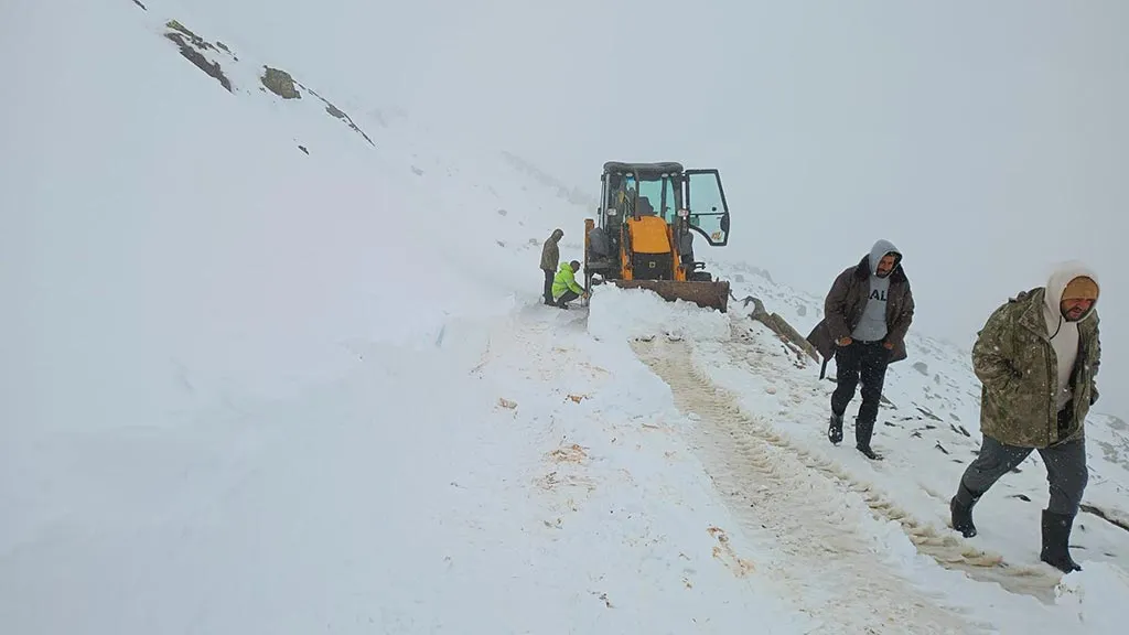 Bayburt'ta Sürüsüyle Fırtınada Mahsur Kalan Çoban Kurtarıldı