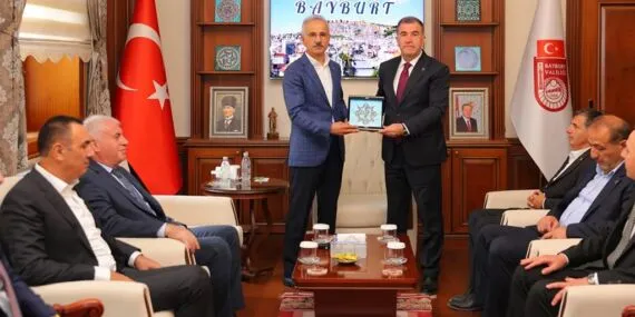 Ulaştırma ve Altyapı Bakanı Abdulkadir Uraloğlu Bayburt Valiliğini Ziyaret Etti