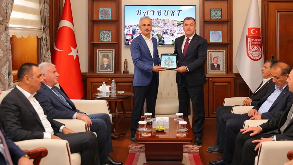 Ulaştırma ve Altyapı Bakanı Abdulkadir Uraloğlu Bayburt Valiliğini Ziyaret Etti