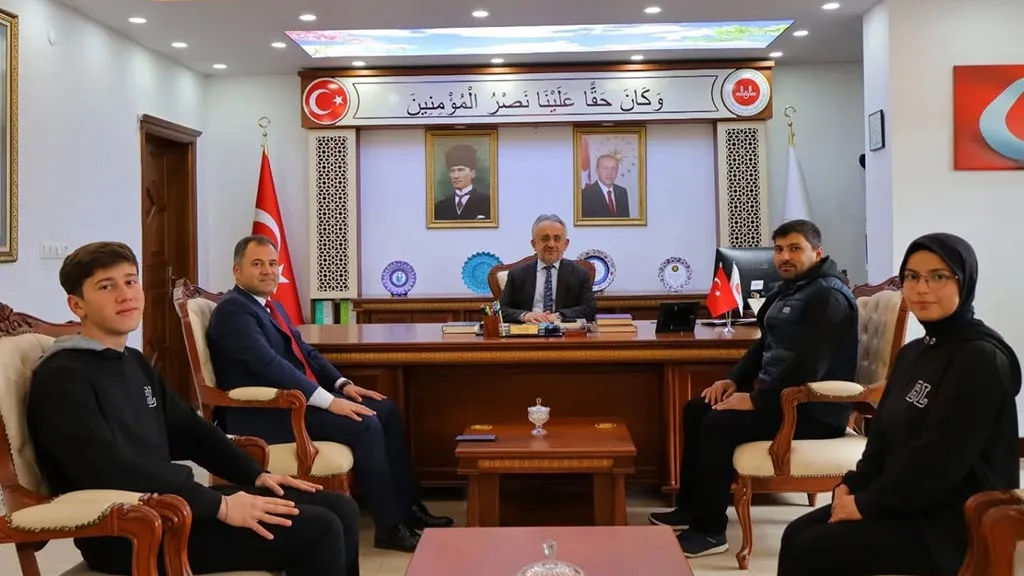 Bayburt Lisesi’nden Filistin ve Gazze'ye Destek, 3500 TL Bağış TDV’ye Teslim Edildi