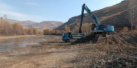 Bayburt’ta Taşkın Risklerine Karşı DSİ Ekipleri Dere Yataklarını Temizliyor