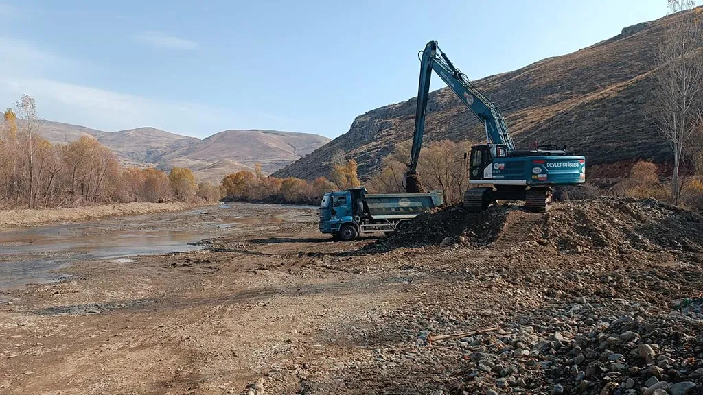 Bayburt’ta Taşkın Risklerine Karşı DSİ Ekipleri Dere Yataklarını Temizliyor