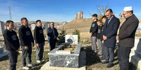 Bayburt’ta Vefat Eden Öğretmenler Mezarları Başında Anıldı