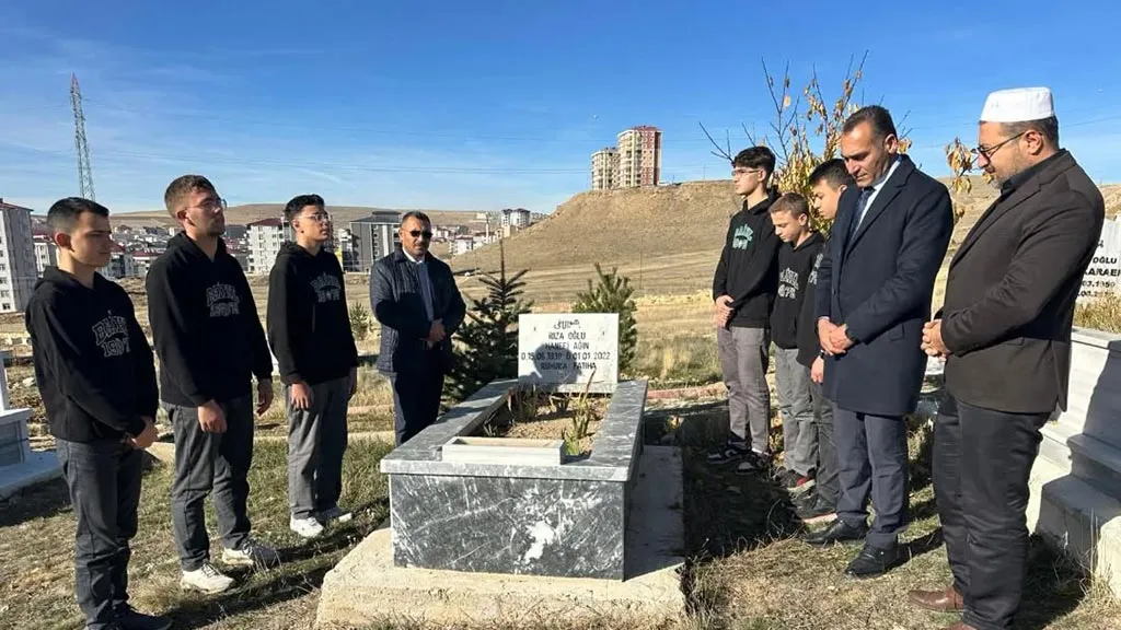 Bayburt’ta Vefat Eden Öğretmenler Mezarları Başında Anıldı
