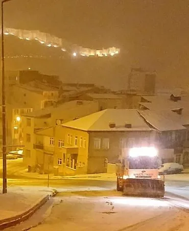 Bayburt Beyaza Büründü: Belediye Ekiplerinden Gece Gündüz Kar Mesaisi!