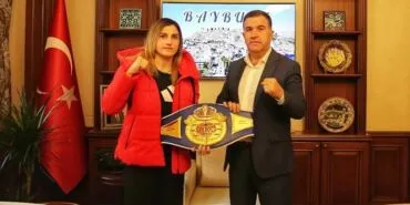 Bayburtlu Elif Nur Turhan, Nakavtla IBF Dünya Şampiyonu! Vali Eldivan'dan, Tebrik Mesajı