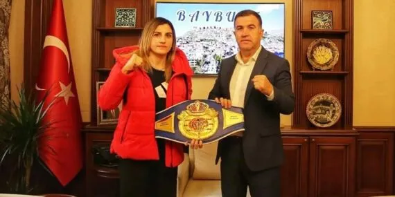Bayburtlu Elif Nur Turhan, Nakavtla IBF Dünya Şampiyonu! Vali Eldivan’dan, Tebrik Mesajı