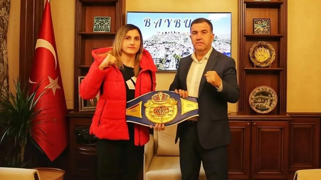 Bayburtlu Elif Nur Turhan, Nakavtla IBF Dünya Şampiyonu! Vali Eldivan'dan, Tebrik Mesajı