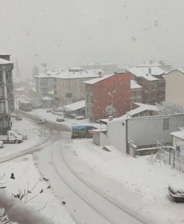 Bayburt’ta Kar Yağışı Eğitimi Durdurdu, Valilikten Tatil ve İdari İzin Açıklaması