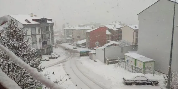 Bayburt’ta Kar Yağışı Eğitimi Durdurdu, Valilikten Tatil ve İdari İzin Açıklaması