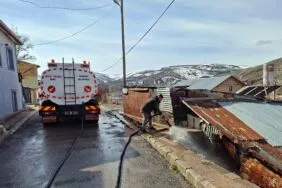 Bayburt’ta Hijyen Operasyonu, Çocuk Parkları ve Duraklar Yıkanıyor