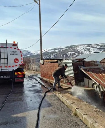 Bayburt’ta Hijyen Operasyonu, Çocuk Parkları ve Duraklar Yıkanıyor
