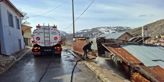 Bayburt’ta Hijyen Operasyonu, Çocuk Parkları ve Duraklar Yıkanıyor