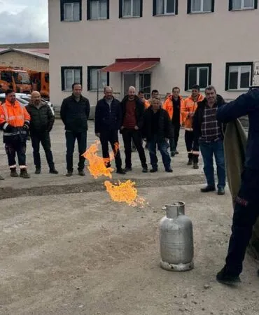 Bayburt'ta İtfaiye Ekipleri Karayolları Personeline Yangın Eğitimi Verdi