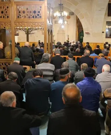 Maneviyat Doruğa Çıktı! Bayburtlular Kadir Gecesi’nde Saf Tuttu