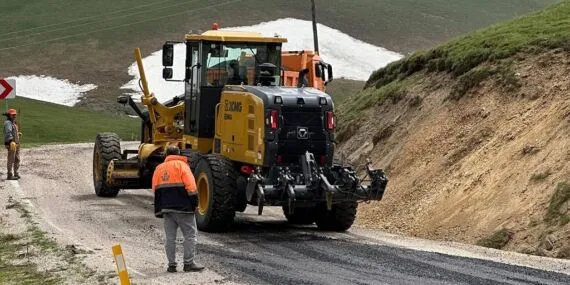 Bayburt Akşar Köyü Yayla Yolunda Asfaltlama Çalışması Başlatıldı