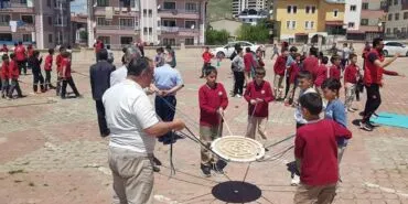 Bayburt'ta Eğlence ve Değerler Eğitimi Bir Arada: Yıl Sonu Şenliği Renkli Geçti