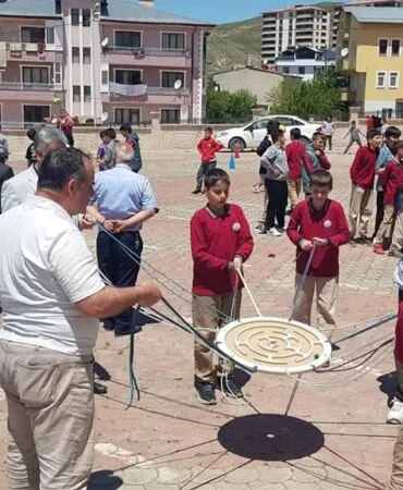 Bayburt'ta Eğlence ve Değerler Eğitimi Bir Arada: Yıl Sonu Şenliği Renkli Geçti