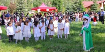 Bayburt'ta Renkli Görüntüler! Miniklerin Yıl Sonu Coşkusu Parka Taşındı