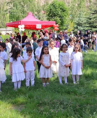 Bayburt'ta Renkli Görüntüler! Miniklerin Yıl Sonu Coşkusu Parka Taşındı