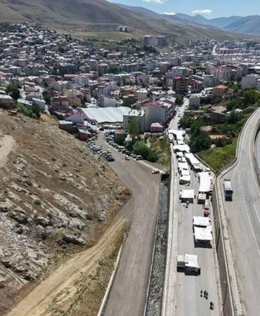 Bayburt Kapalı Halk Pazarı Otoparkı Hizmete Açıldı