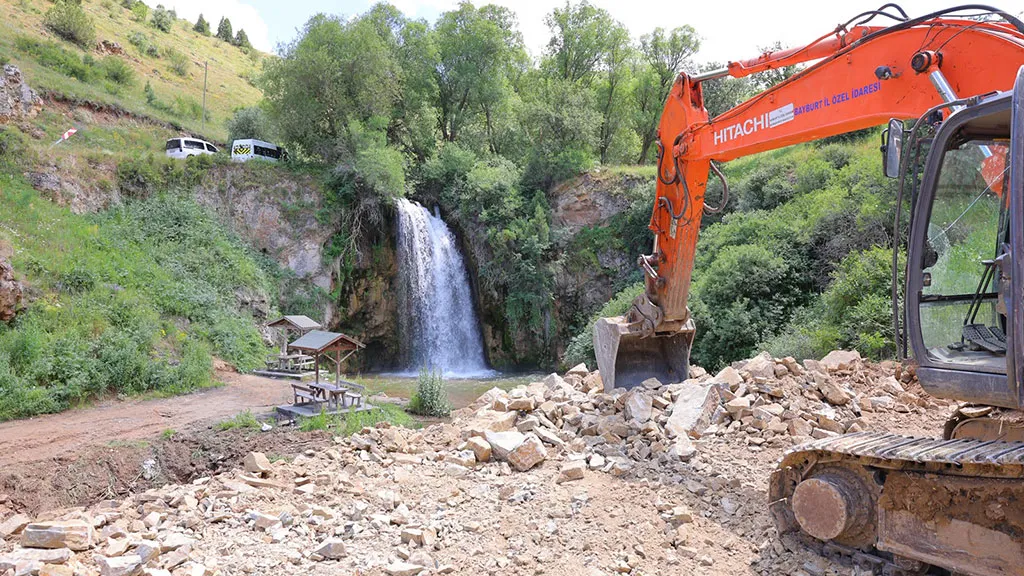 Bayburt Sırakayalar Şelalesi Çevre Düzenleme Çalışmaları Hızla İlerliyor