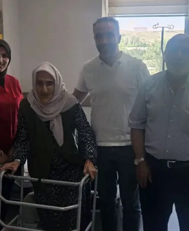 Bayburt’ta 100 Yaşındaki Hastaya Başarılı Ortopedi Ameliyatı