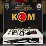Bayburt'ta KOM Ekiplerinden Ruhsatsız Silah Operasyonu, 5 Şüpheli Yakalandı
