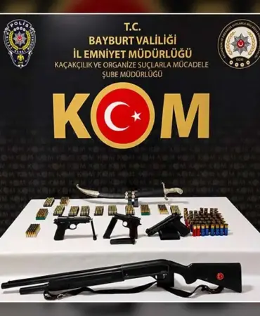 Bayburt'ta KOM Ekiplerinden Ruhsatsız Silah Operasyonu, 5 Şüpheli Yakalandı