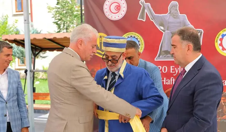 80 Yaşındaki Esnaf Metin Özyurt Bayburt'ta Yılın Ahisi Unvanını Aldı