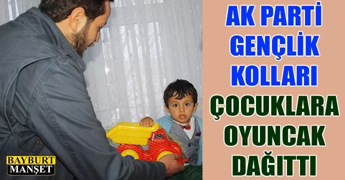Gençlik kolları çocuklara oyuncak dağıttı
