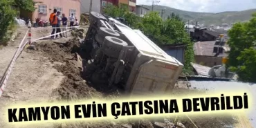 Kamyon evin çatısına devrildi