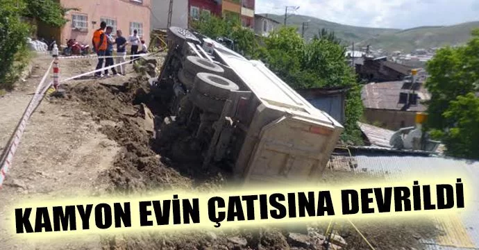 Kamyon evin çatısına devrildi